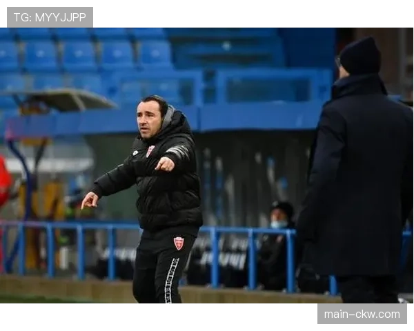 巴斯托尼遭莱切球迷全场嘘声，源于国家德比赛场争议判罚